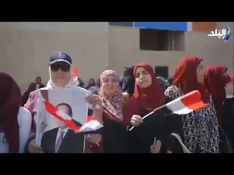 أهالي بني سويف يحتشدون في انتظار وصول الرئيس السيسي في زيارة لقرية سدس الأمراء بالمحافظة