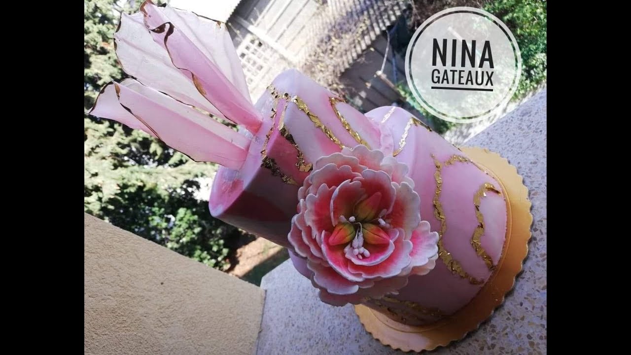 كيكة عيد ميلاد روعة بكريمة الزبدة السويسرية و موس الفراولة و التوت 😋🇩🇿🇩🇿(الجزء الأول)