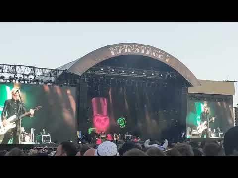 Axl Rose almost beheading Slash with microphone stand during Mr Brownstone (Guns N' Roses 2023)