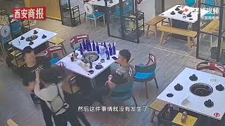 نادلة صينية تقوم بضرب شابين ضربا مبرحا بعد أن قاما بالتحرش بها