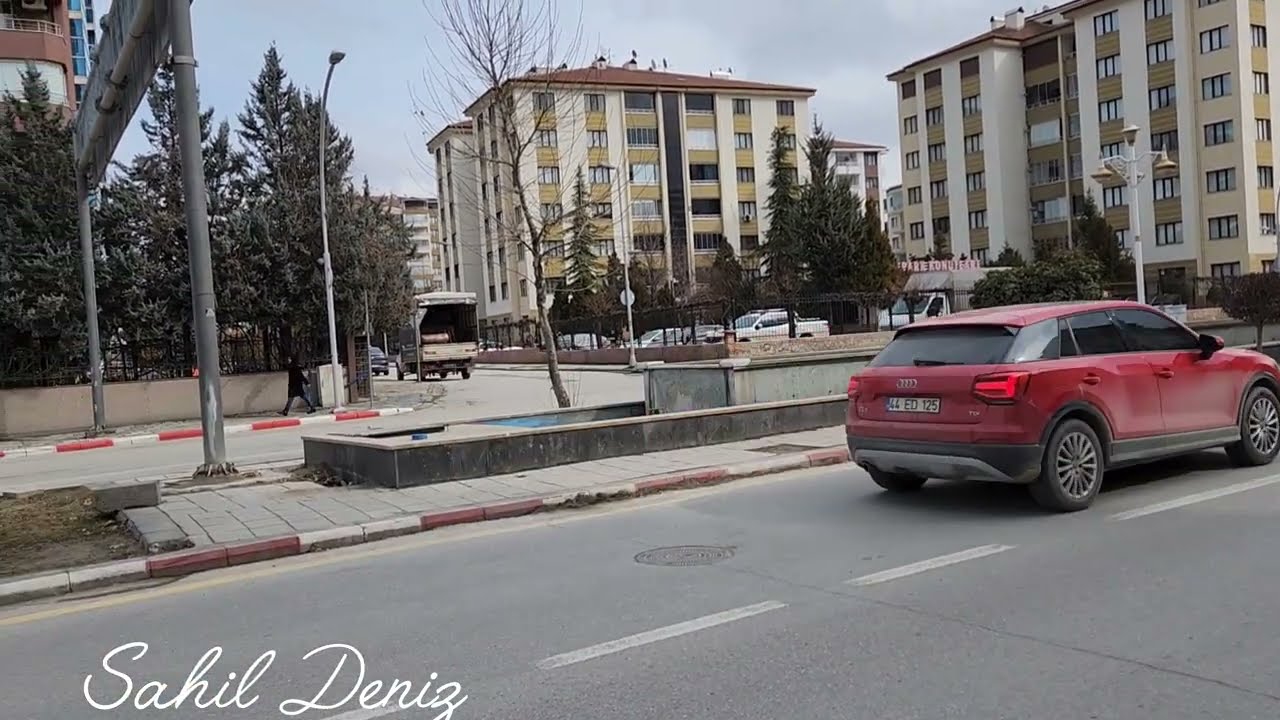 Malatya Fahri Kayahan Caddesinin kuzeyinden süs kanalı boyunca yürüyorum