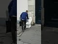 Pintando basura en París – urban art Paris, Francisco de Pájaro, urban art clip