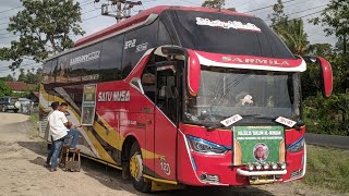 Rombongan ziarah  dengan unit bus satu nusa 127 sarmila menuju padang 