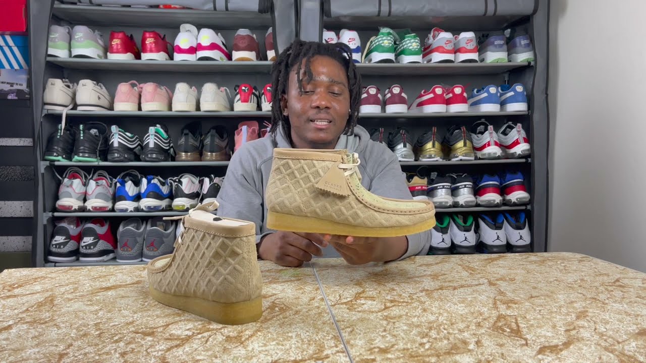 CLARKS WALLABEE BOOTS  NATURAL/GREEN