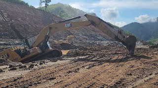 Excavator faces difficulties while working on muddy ground, Soft ground work, Excavator & dump truck screenshot 4