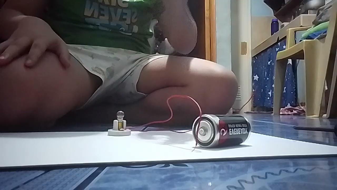 How to light up a light bulb with an Everyday size D, AA battery (Tutorial)