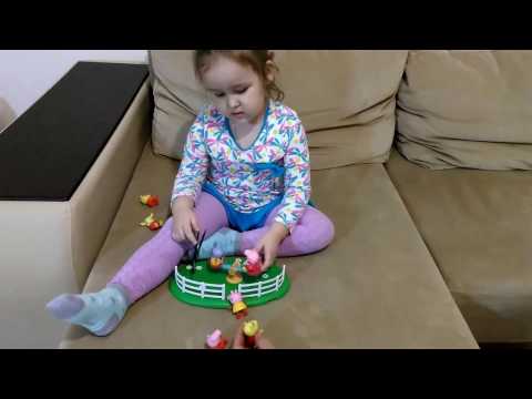 Лиза открывает игровой набор свинка ПЕППА.