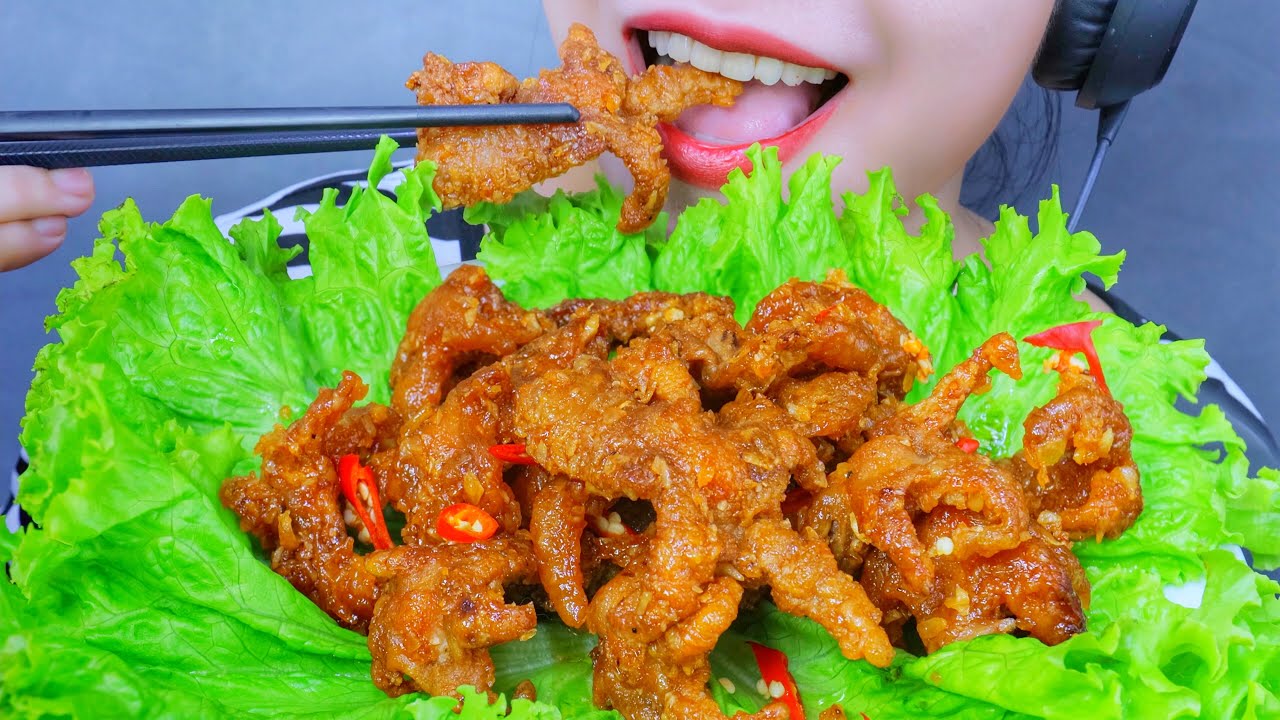 ASMR DEEP FRIED CHICKEN FEET WITH CHILI SAUCE (THE BEAST CHICKEN FEET
