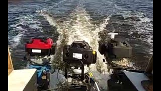 Три лодочных мотора на катере