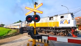 Persilangan Kereta Api di Perlintasan Leles Garut