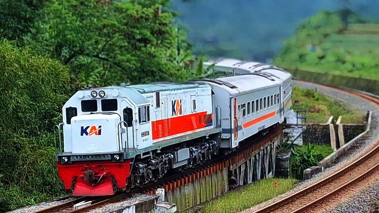 Morning Train Hunting in Indonesia | Peaceful Railfan Video