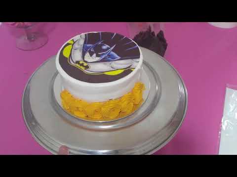 Vídeo Aula - Mini Torta Batman com Bico 4B da Mago e Wilton - Vídeo Aula - Mini Torta Batman com Bico 4B da Mago e Wilton