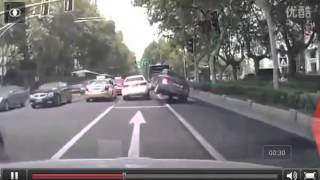 Stupid Car Driver goes Through Tiny Opening and crashes