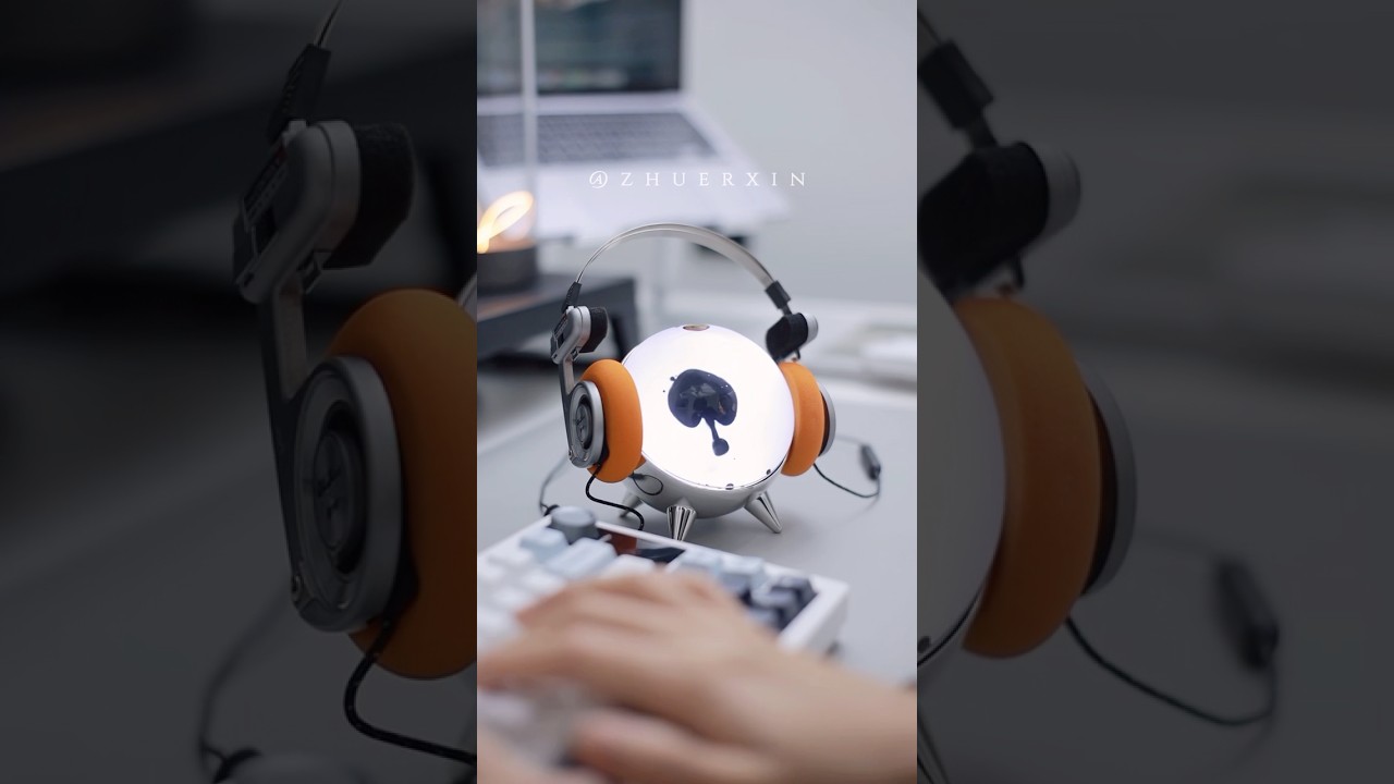 A decompressed desktop ornament