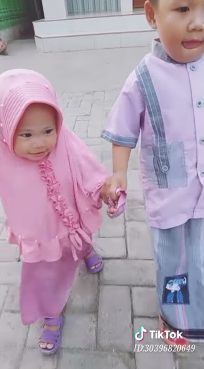 Imut anak kcil dengan lagu Oi... Adik berjilbab ungu #Tik Tok