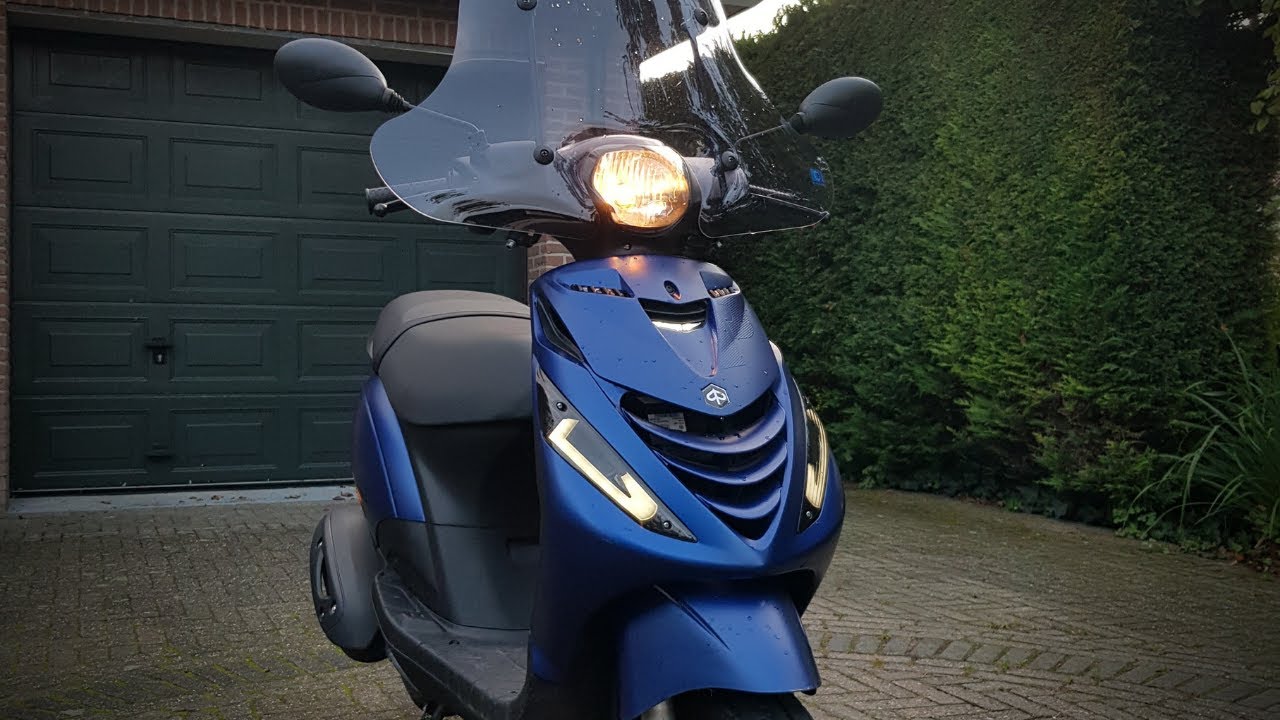 PIAGGIO ZIP 4 TAKT BMW MAT BLAUW - YouTube