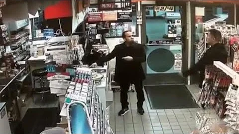 Off-duty cop pulls gun on man buying candy at California convenience store - DayDayNews