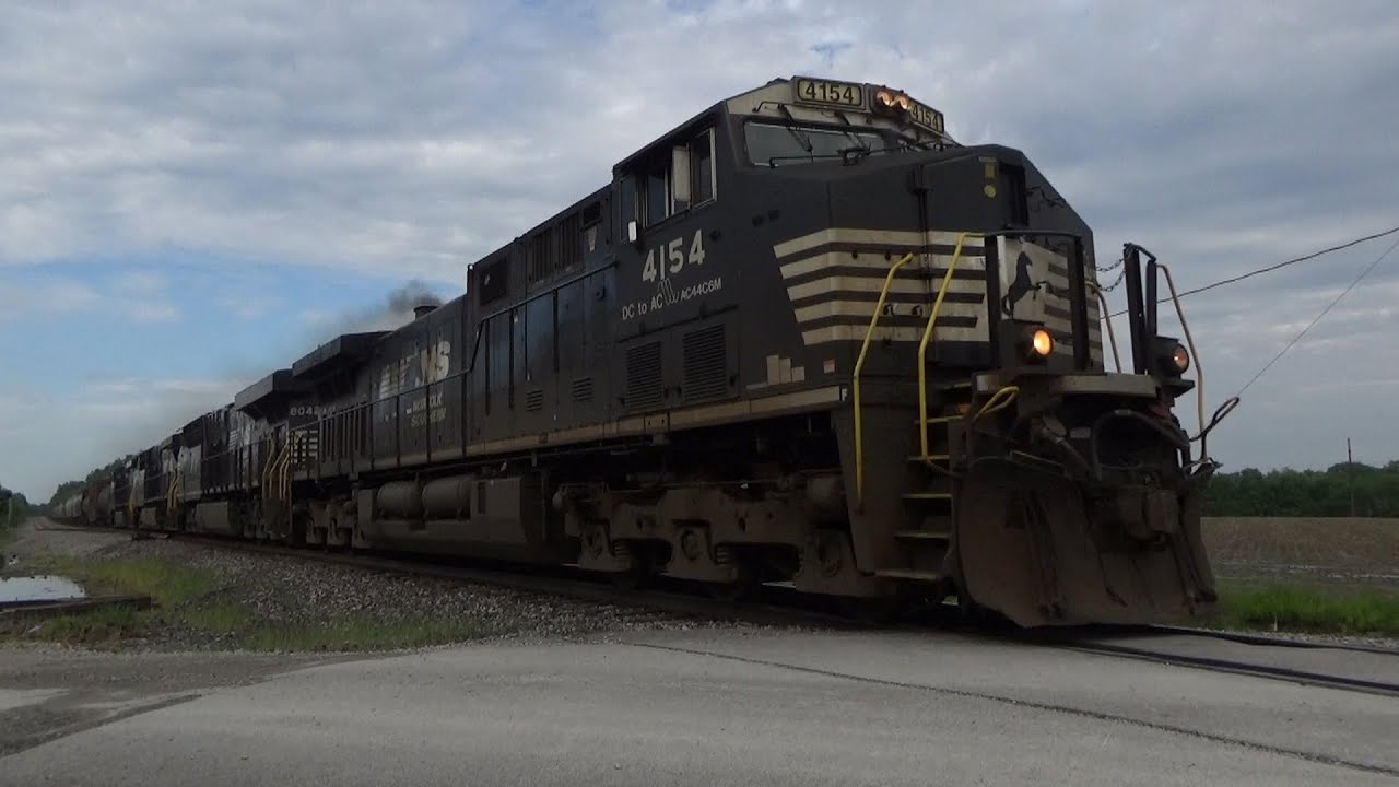 NS 4154 leads a short NS 148 eastbound in Rensselaer, MO
