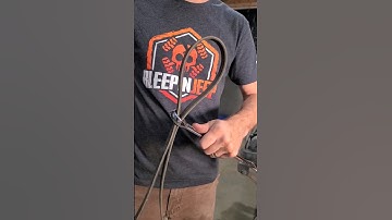 How-To Remove a Stuck Oil Filter #lifehacks #tipsandtricks #shorts #jeep #toyota