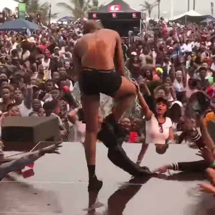 Riky Rick performing Sidlukotini with pants off...