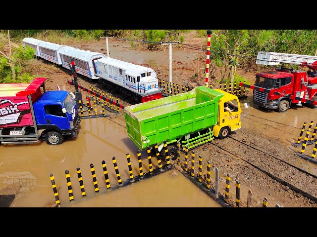 MOBIL TRUK CANTER FUSO OLENG DITABRAK KERETA API RC, DUMTRUK TRONTON, DAMKAR, EXCAVATOR BEKO KERUK class=