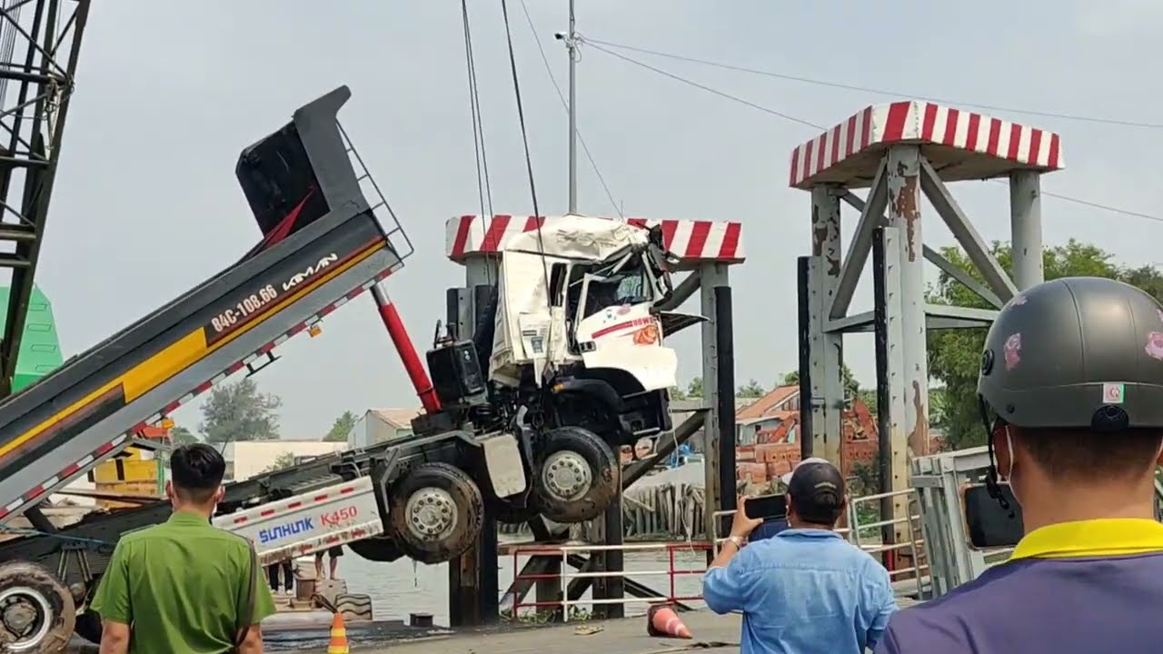 Внезапно грузовик Hong Ngu опасно нырнул в реку, когда ось большегруза поднялась.