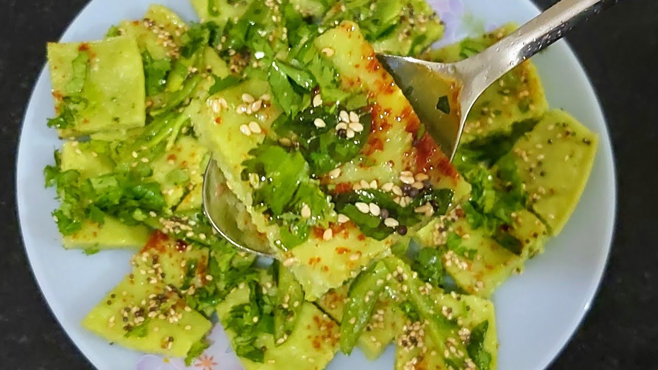 कच्चे हरे मटर, चावल के आटे & सूजी से बनाए ये मसालेदार स्वादिष्ट हरे खमन/ढोकला | Matar Dhokla Recipe