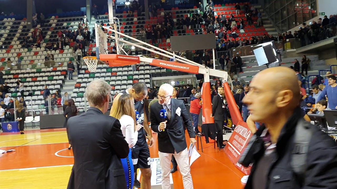 Basket, Reggiana-Virtus 59-79. La curva bolognese insulta, alcuni biancorossi vorrebbero il contatto