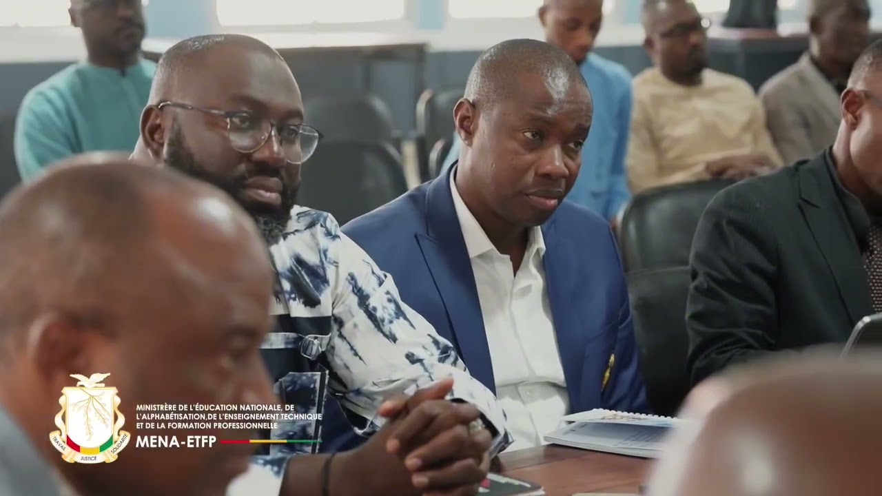 Enseignement pré-universitaire : Alpha Bacar Barry tape du poing sur la table pour l’atteinte des 