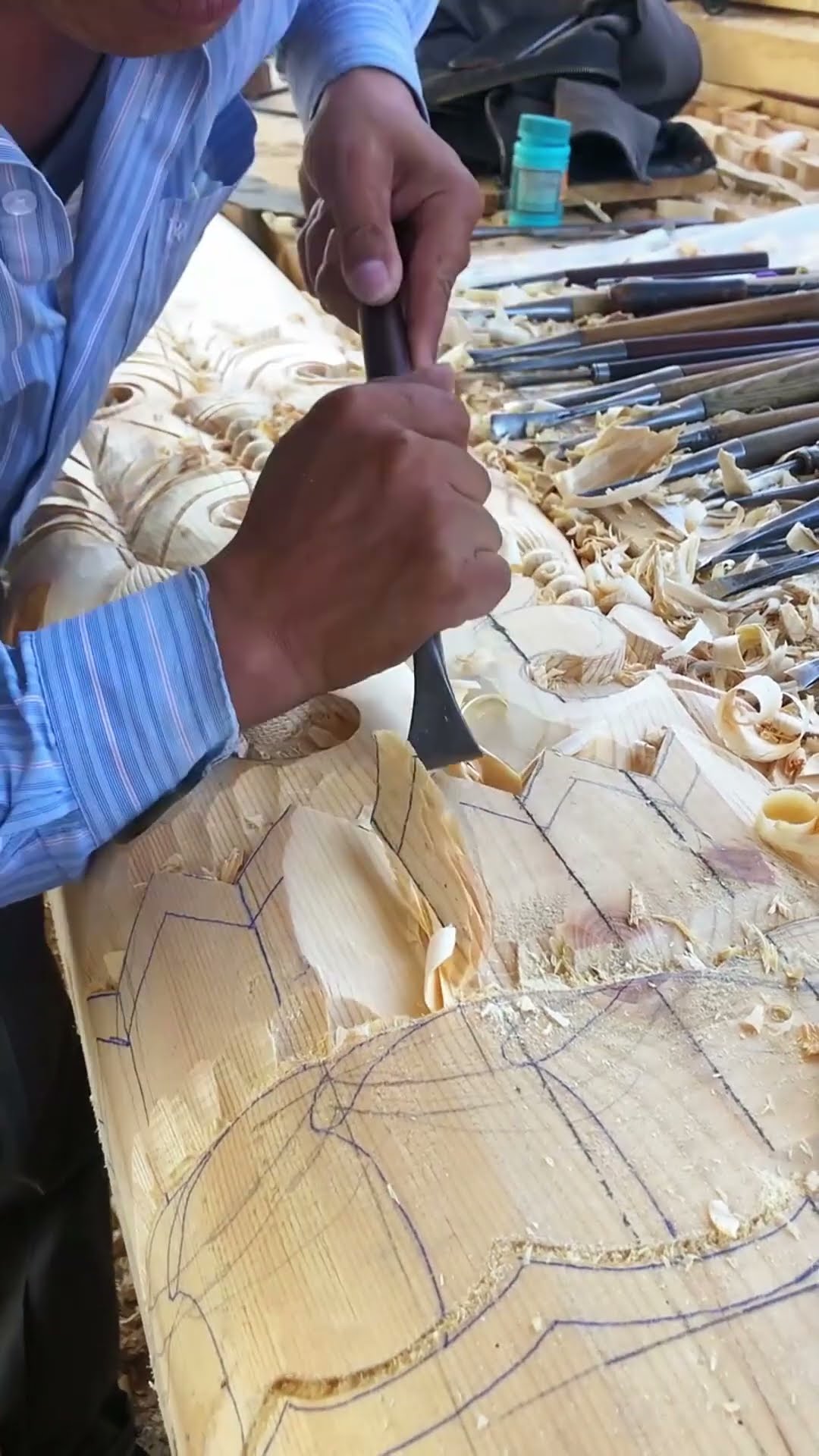 Pure hand carved wood column process- Good tools and machinery make work easy