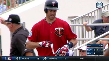 NYY@MIN: Mauer ties the game with a two-run single