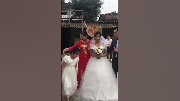 Dâu về tới ngõ mẹ đỡ nón lá cho cô dâu ❤️phong tục cưới hỏi làng quê viêt