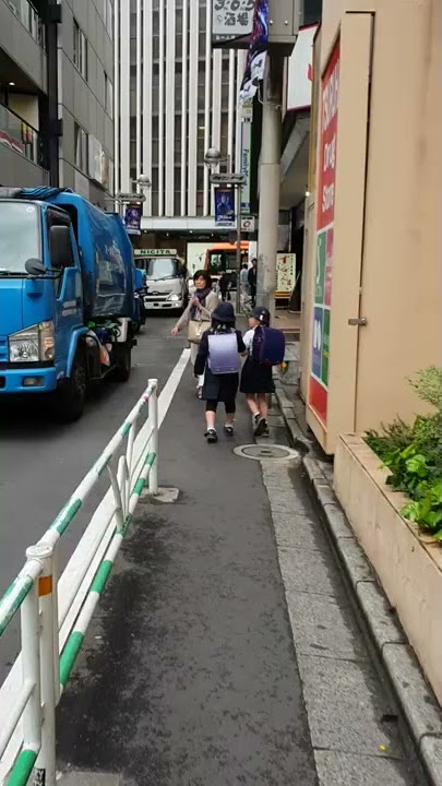 Japanese Elementary School Kids Travelling to School Alone (without parents) in Tokyo | #Shorts