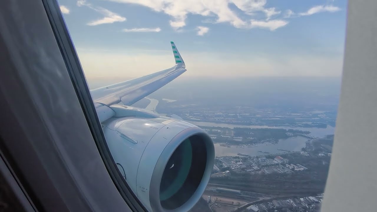 Condor A321neo landing in Hamburg