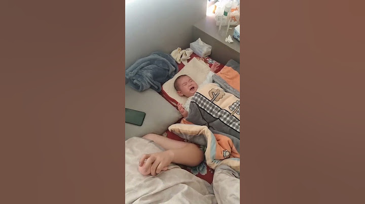 LOL! Kid Can't Stand Dad: Not Even a Glance or a Listen! #funny  #baby  #daddy  #father  #cute