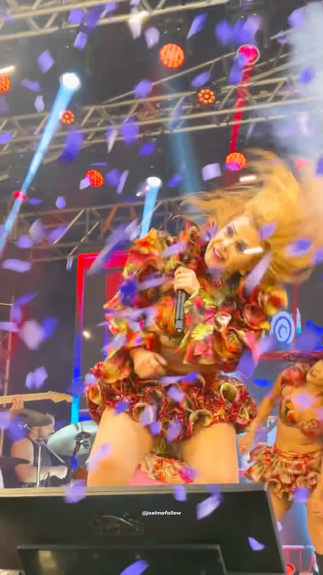 Joelma fazendo a coreografia do tacacá