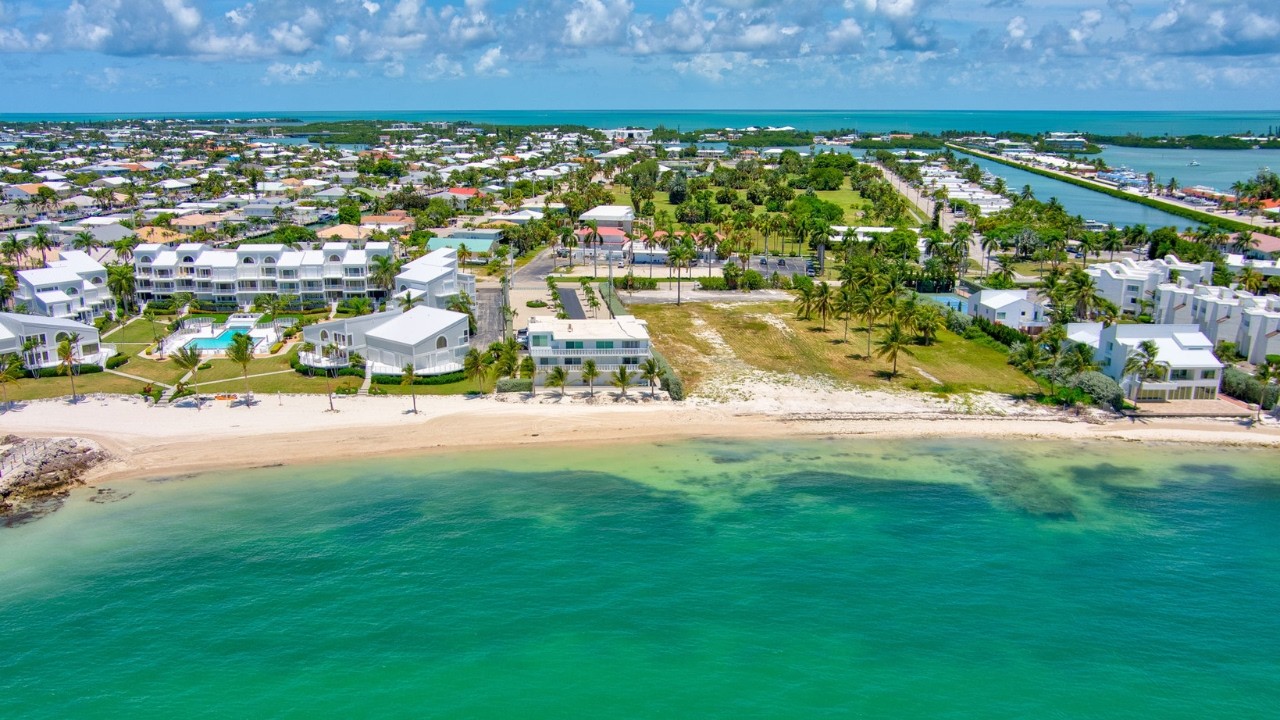 Oceanfront Paradise in Key Colony Beach | Stunning Condo with Breathtaking Views! 🌴🏡
