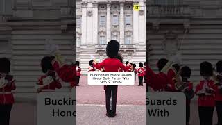 The Buckingham Palace guards honored the late Dolly Parton by playing her anthem “9 to 5” ❤️