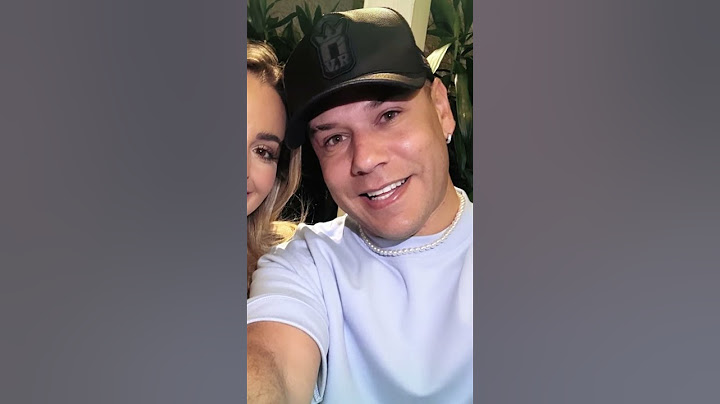 Intérprete da Narcisa aparece sem maquiagem com a esposa