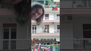 Δύο μουσικοί στην Αθήνα παίζουν ρεμπέτικο από τα αντικριστά μπαλκόνια τους