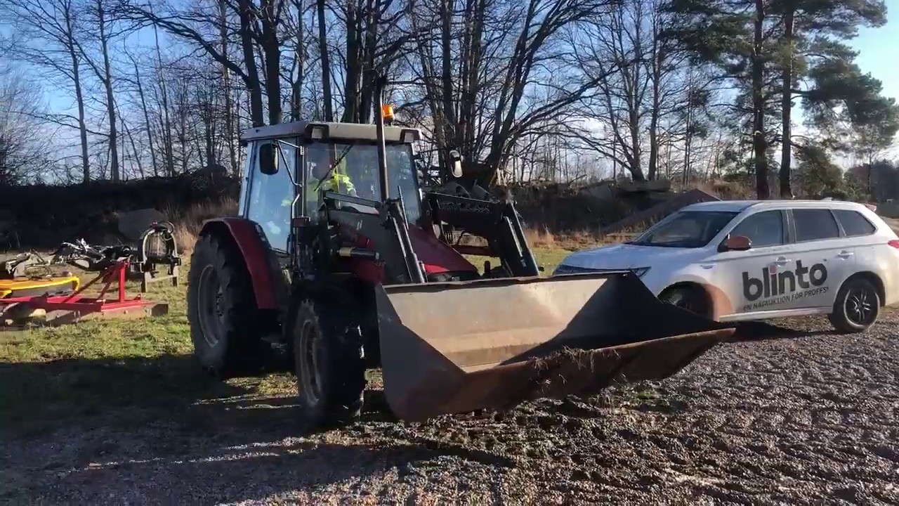 Massey-Ferguson Traktor Massey-Ferguson 4225 med skopa och snöblad