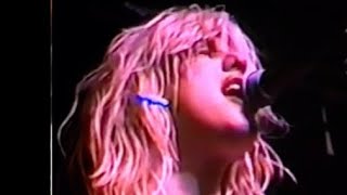 Celebrity Courtney Love performs „Violet“ (1991 Boston) Wealth