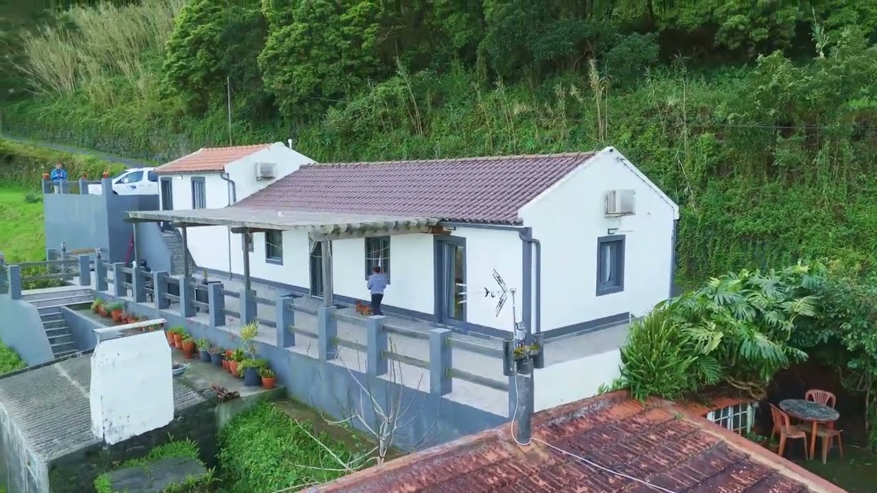 Stunning Ocean-View Retreat in Praia do Almoxarife, Faial