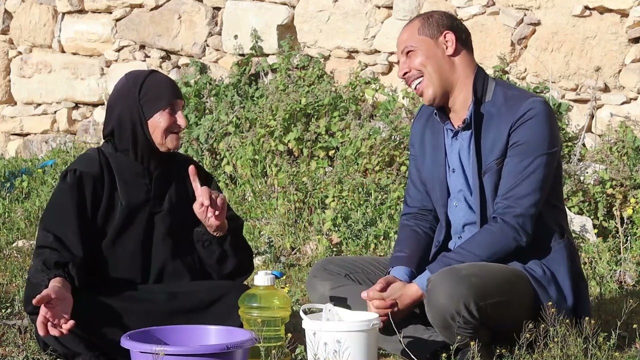 ام عودة المعايطة تشرح طريقة تحضير الحلوى التراثية اللزقيات بالسمن البلدي