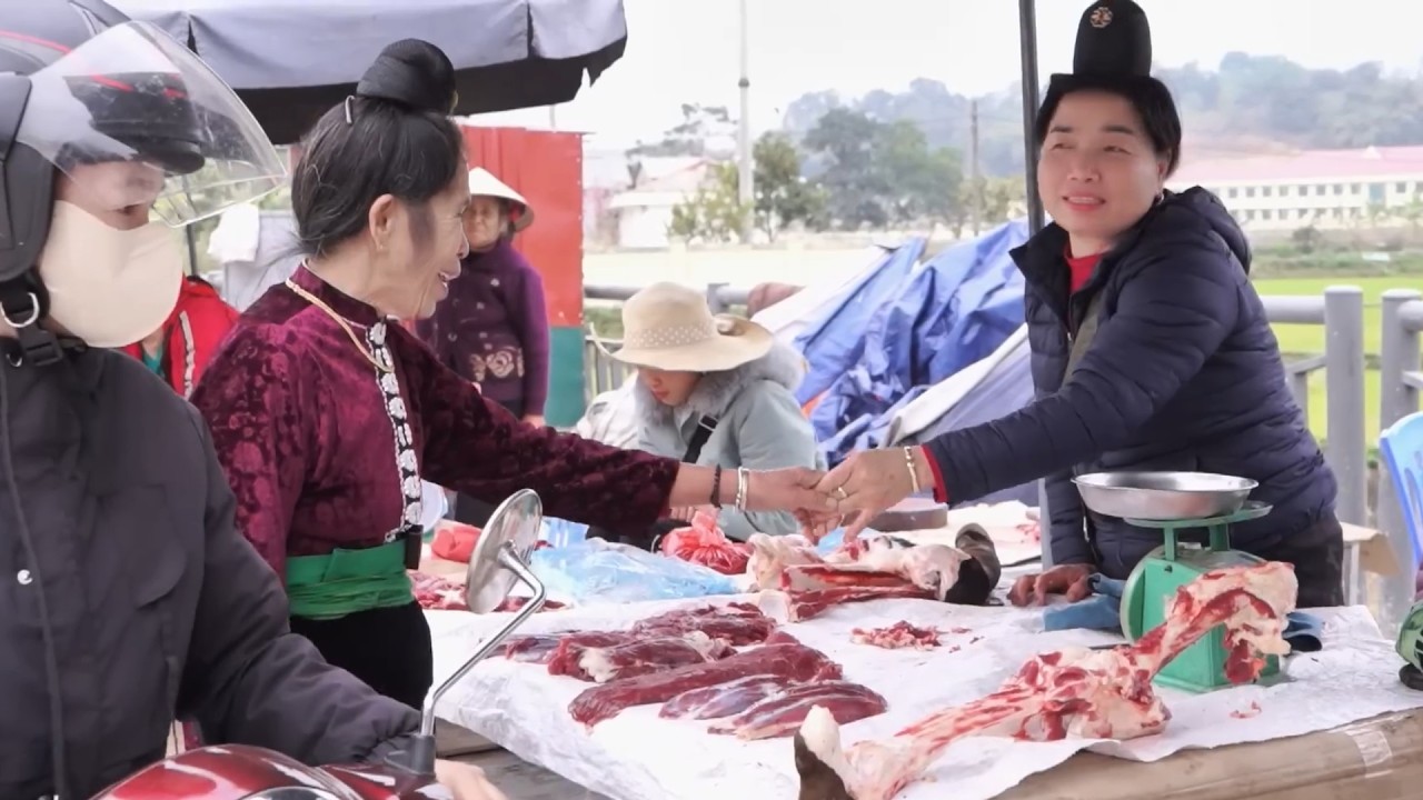 Lại Gặp Bà Biêng Chung Đi Chơi Chợ Tết Tuần Giáo Hát Phục Vụ Khán Giả