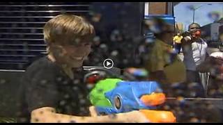 Pop star Justin Bieber soaks fans with water guns, water balloons in Des Moines, Iowa screenshot 3