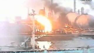 炎上する石油コンビナート＝海上保安庁による消火活動