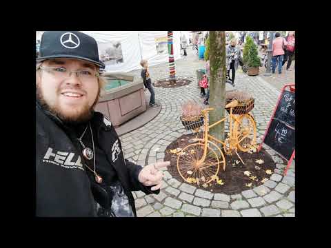 coole-lustige-gestylte-alte-fahrräder-als-kunstwerk-zu-dekoration-der-innenstadt-gemünden-am-main