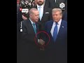 لغة جسد غريبة للرئيس التركي أردوغان يحكم قبضته على يد ترمب ويحاول إحراجه في قمة الناتو 