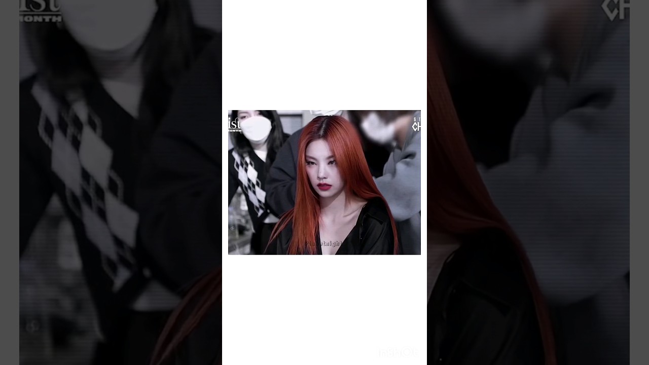 yeji & hyunjin monitoring their performances behind the scene